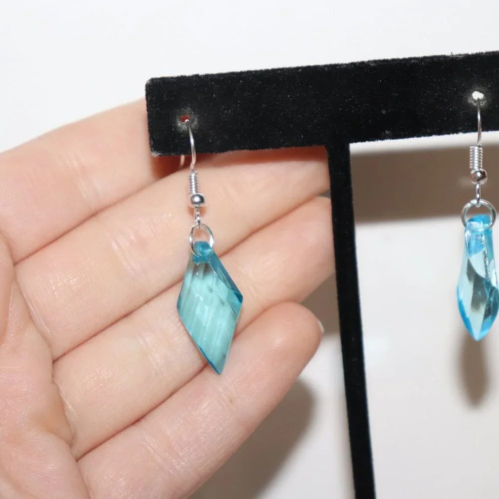Beautiful NWOT silver and blue crystal dangle earrings 1.75